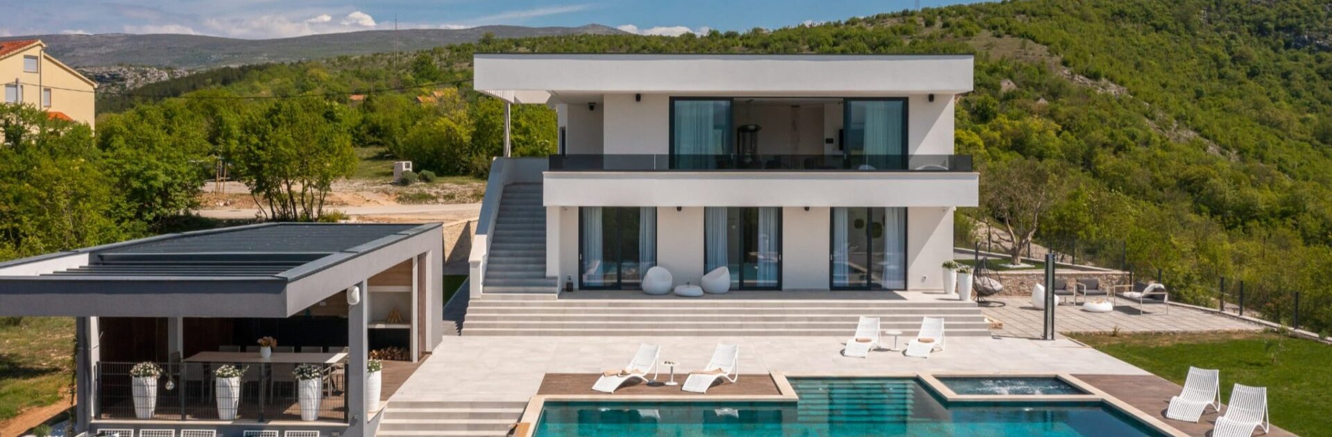 Vila s bazenom na padini, izvedeni Flusso projekt u Dalmaciji